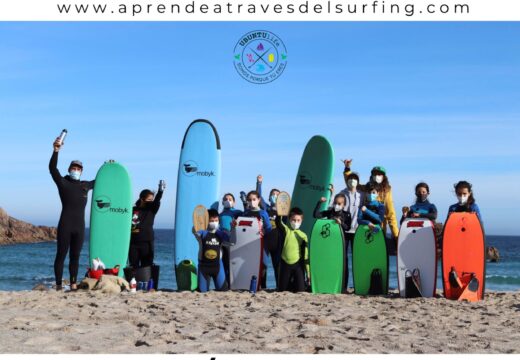 Un centenar de estudantes iniciarán o martes as clases prácticas de ‘Aprende a través do surfing’